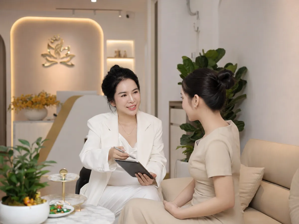 CEO Sunrise Beauty đang tư vấn khách hàng